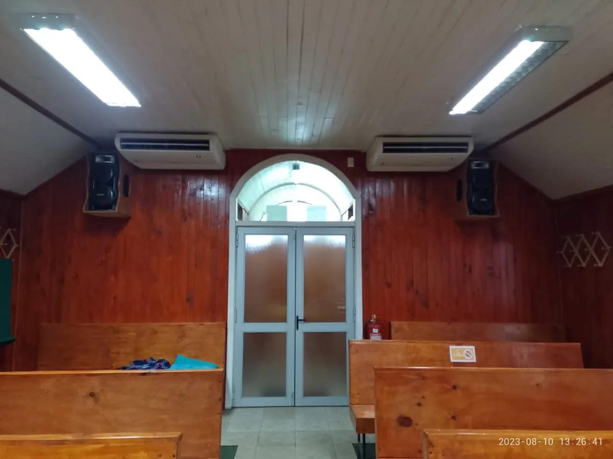 Dos unidades interiores de aire acondicionado instaladas en un salón